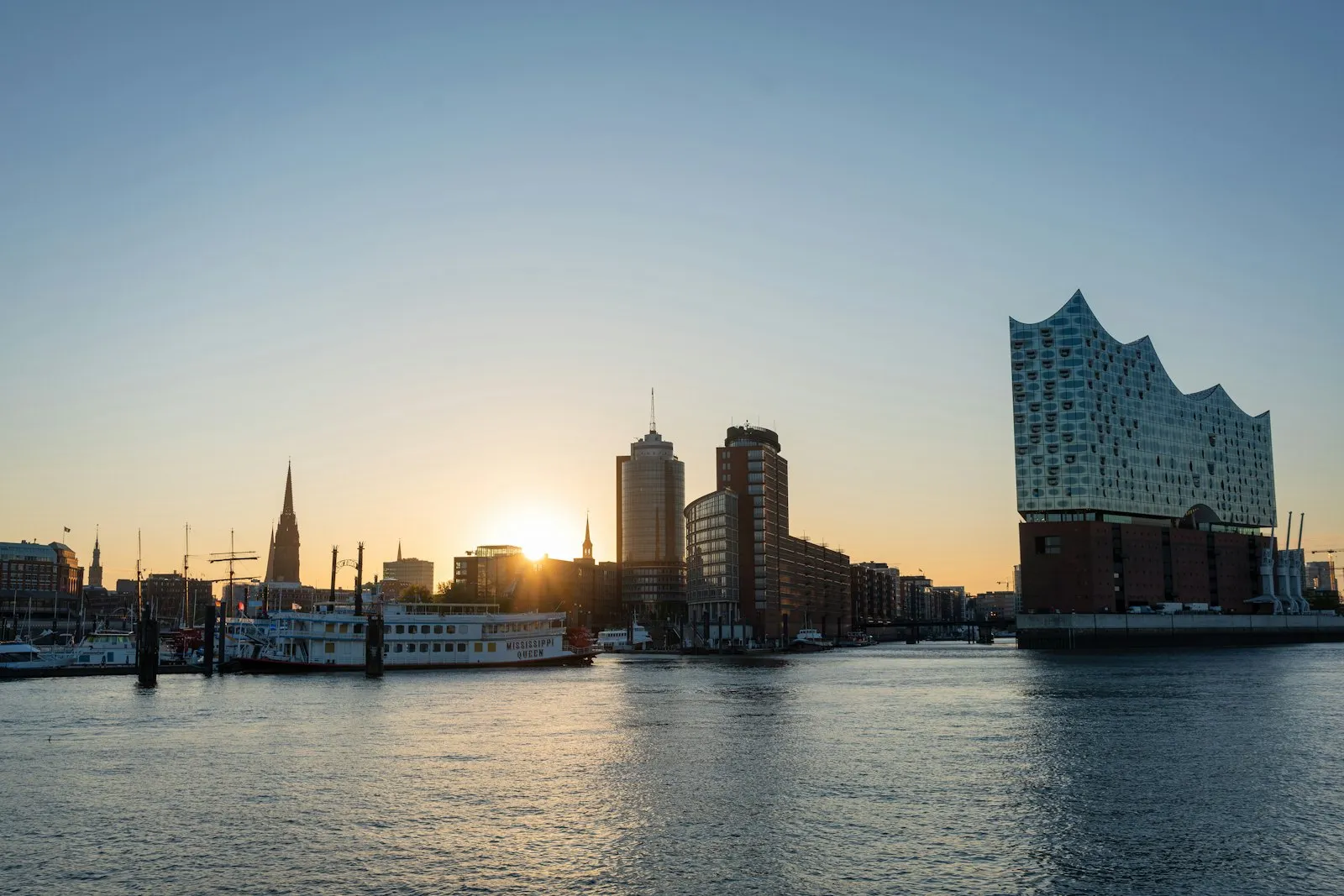 Hamburger Hafen mit der Elbphilharmonie