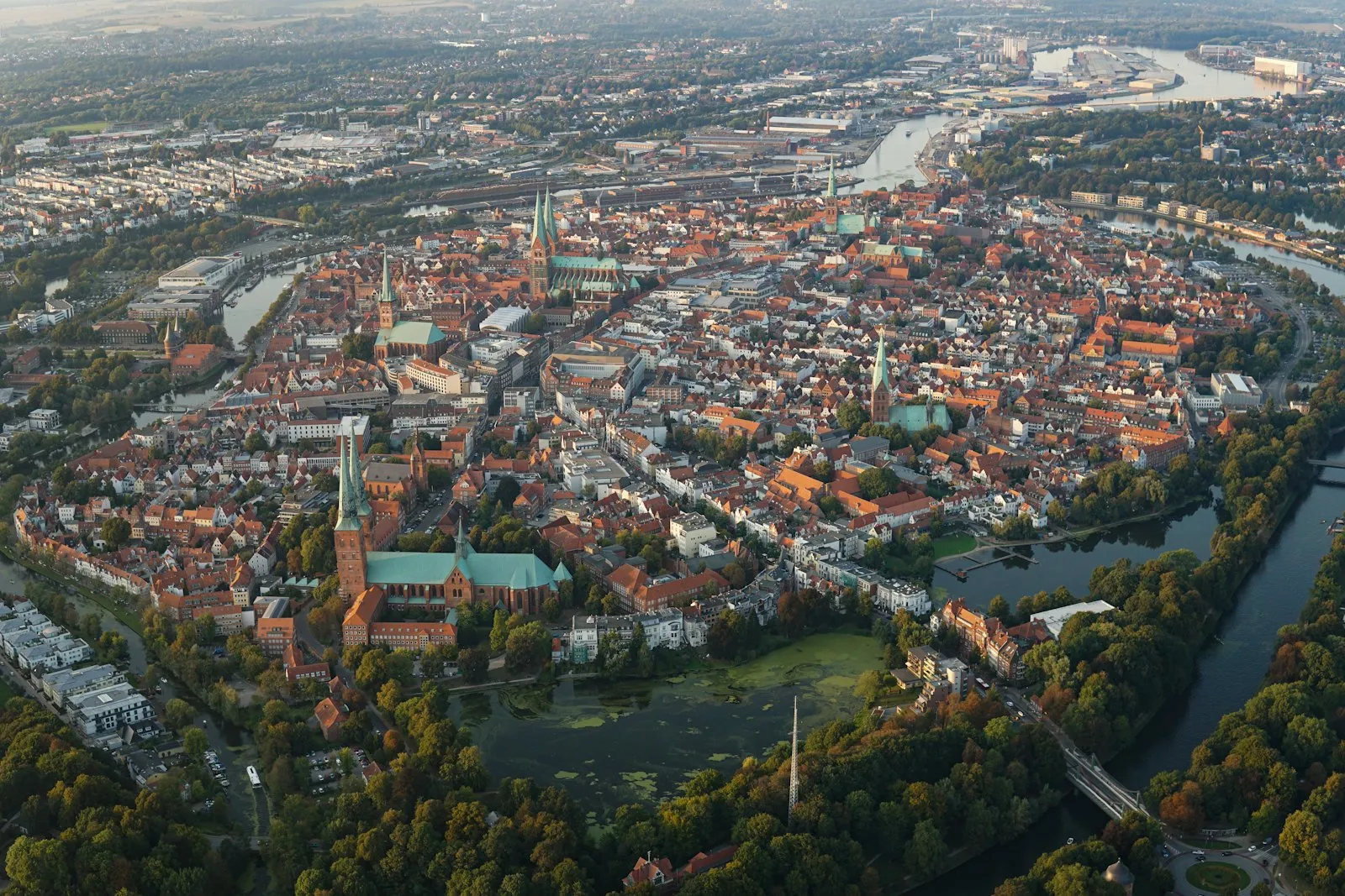 Altstadt von Lübeck mit den Türmen an der Trave