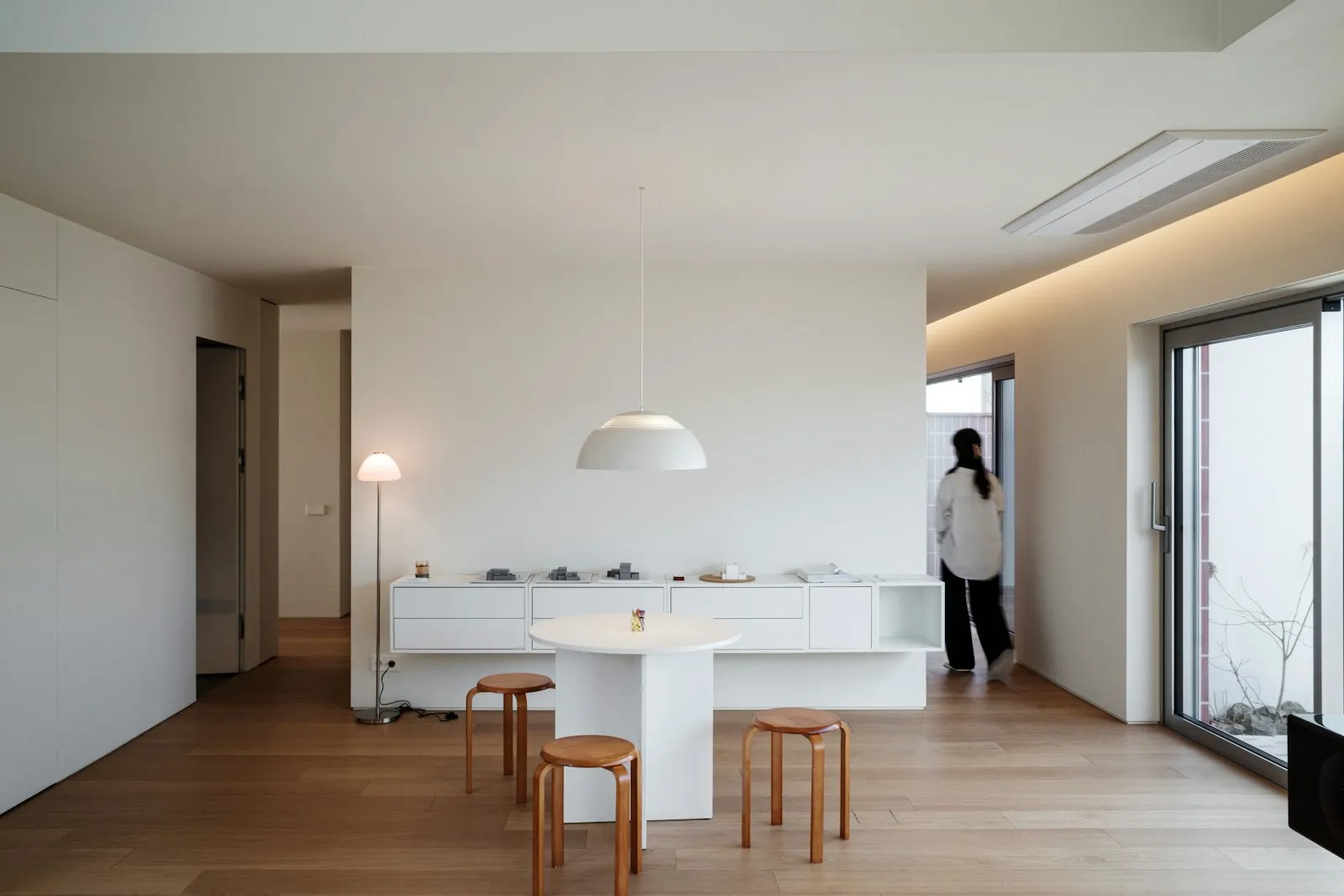 Hell und modern eingerichtetes Wohnzimmer, professionell fotografiert