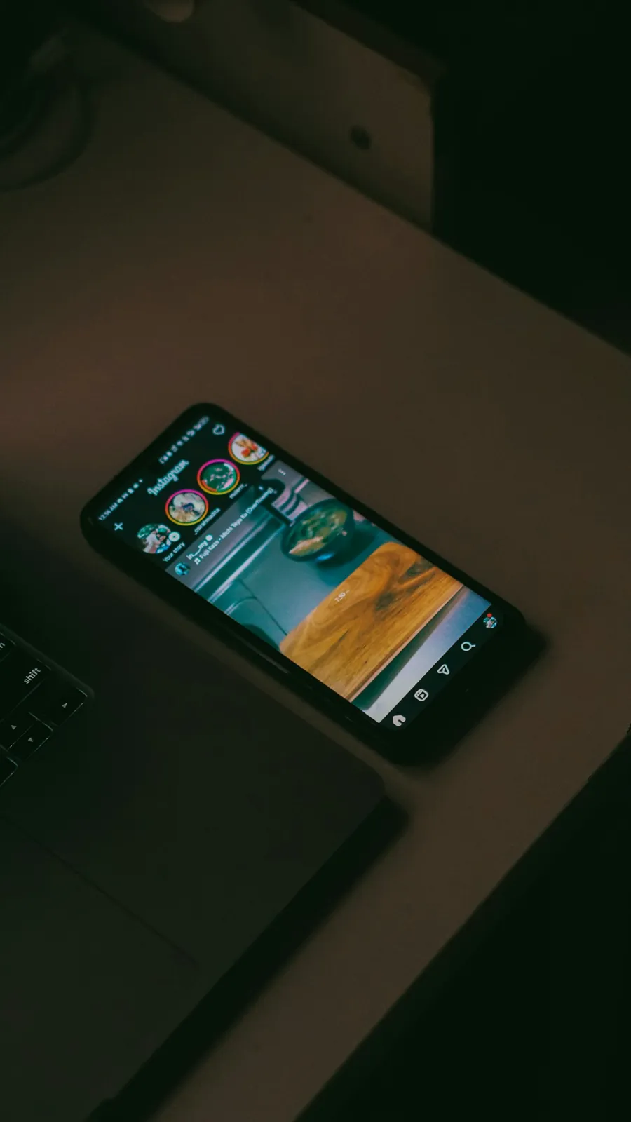 Smartphone mit geöffneten Social-Media-Apps auf einem Arbeitsplatz