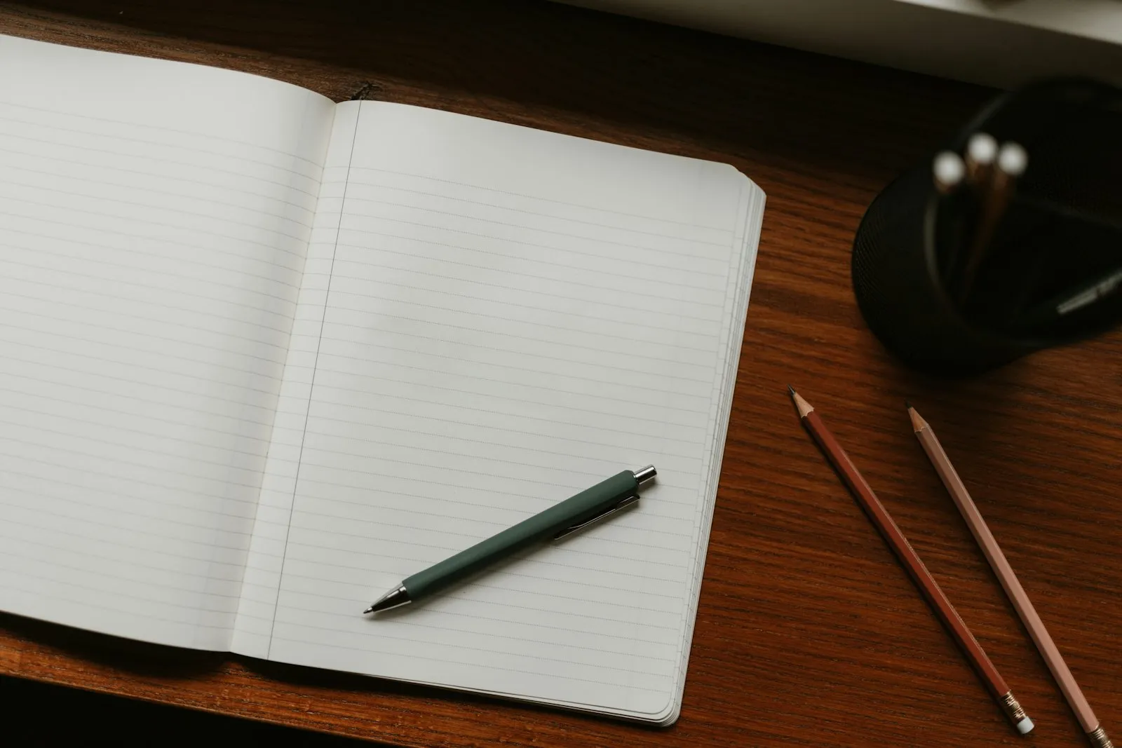 Notizbuch mit Strategie-Notizen und Stift auf einem Tisch